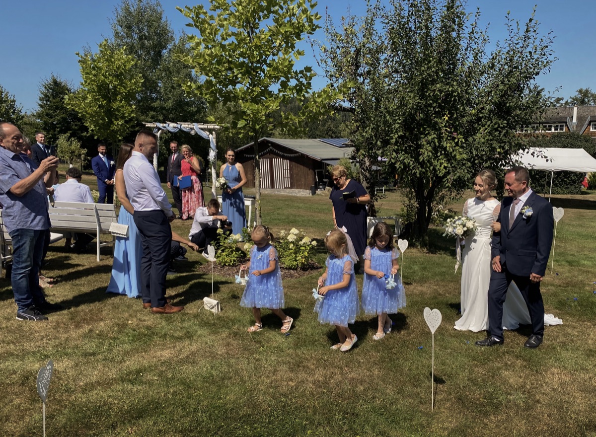 Příchod nevěsty k obřadu s družičkami