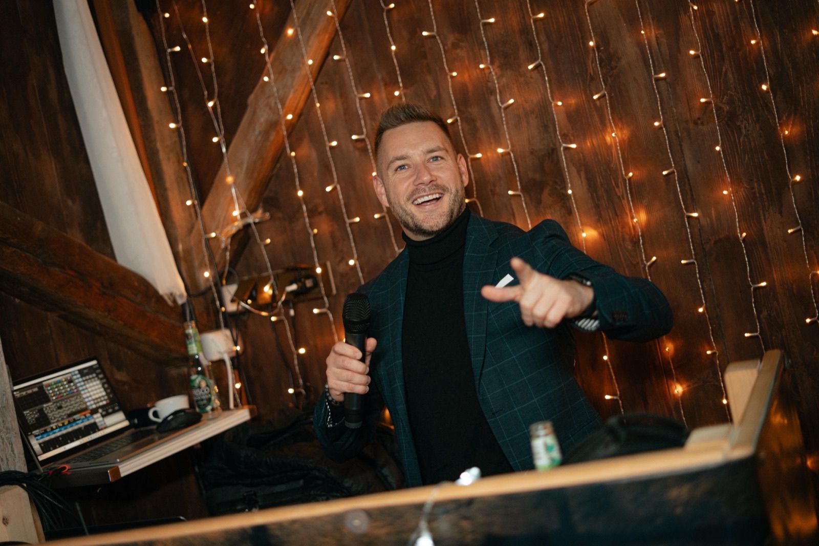 DJ ve vyzdobené stáji